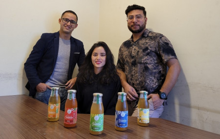 भमिसा फुड्स एन्ड बेभरेजका सञ्चालकहरू, बायाँबाट क्रमशः अमीत क्षेत्री, दिव्या महर्जन र सञ्जय श्रेष्ठ। साथमा भमिसा फुड्सको उत्पादन 'एका कम्बुचा'।